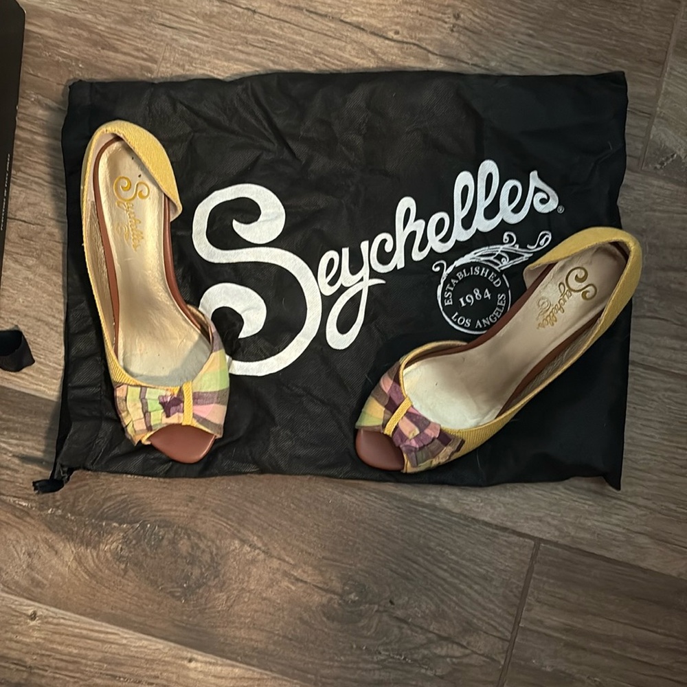 Size 8 1/2 Seychelles heels yellow fabric